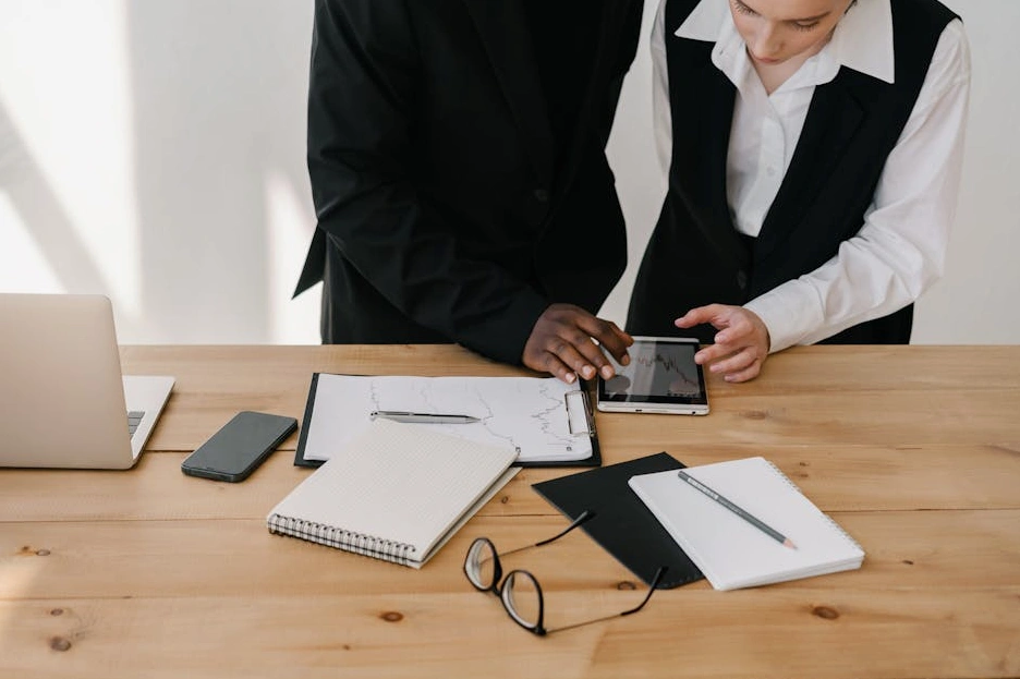 Panel analityczny z wykresami i danymi dotyczącymi kampanii marketingowej.